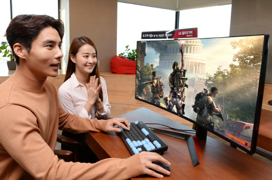 모델들이 대화면·고성능 'LG 울트라기어' 게이밍 모니터 신제품(모델명: 38GL950G)으로 게임을 즐기고 있다. LG전자 제공